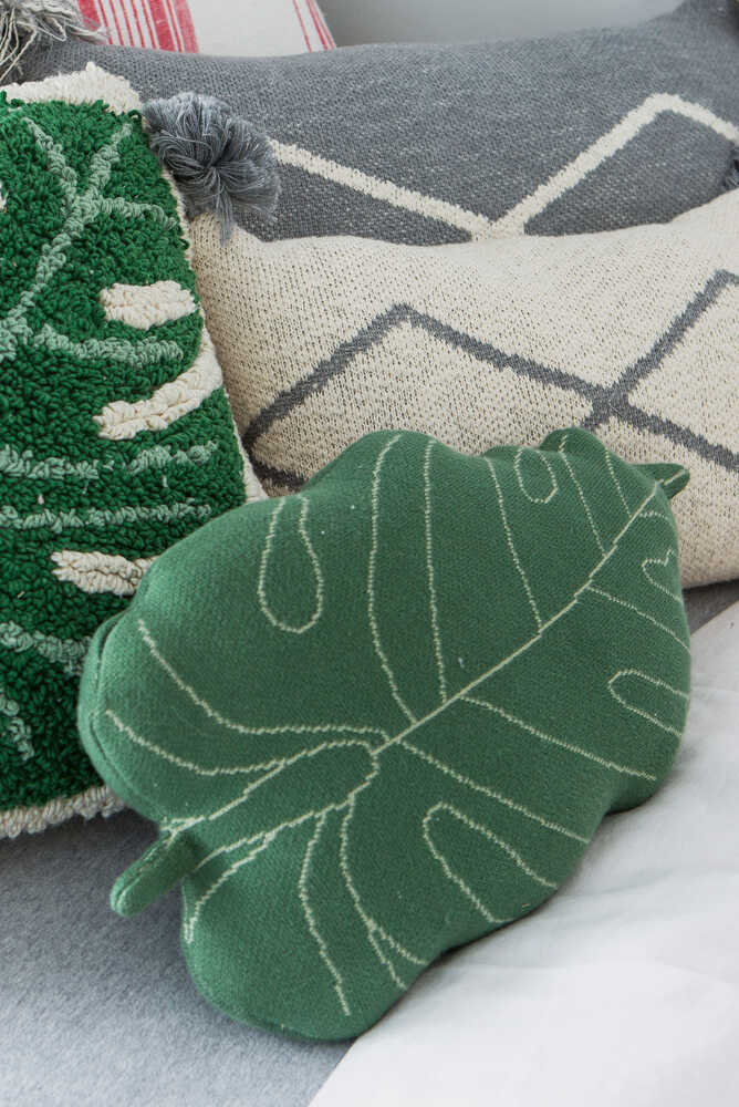 KNITTED CUSHION BABY LEAF - Image 3