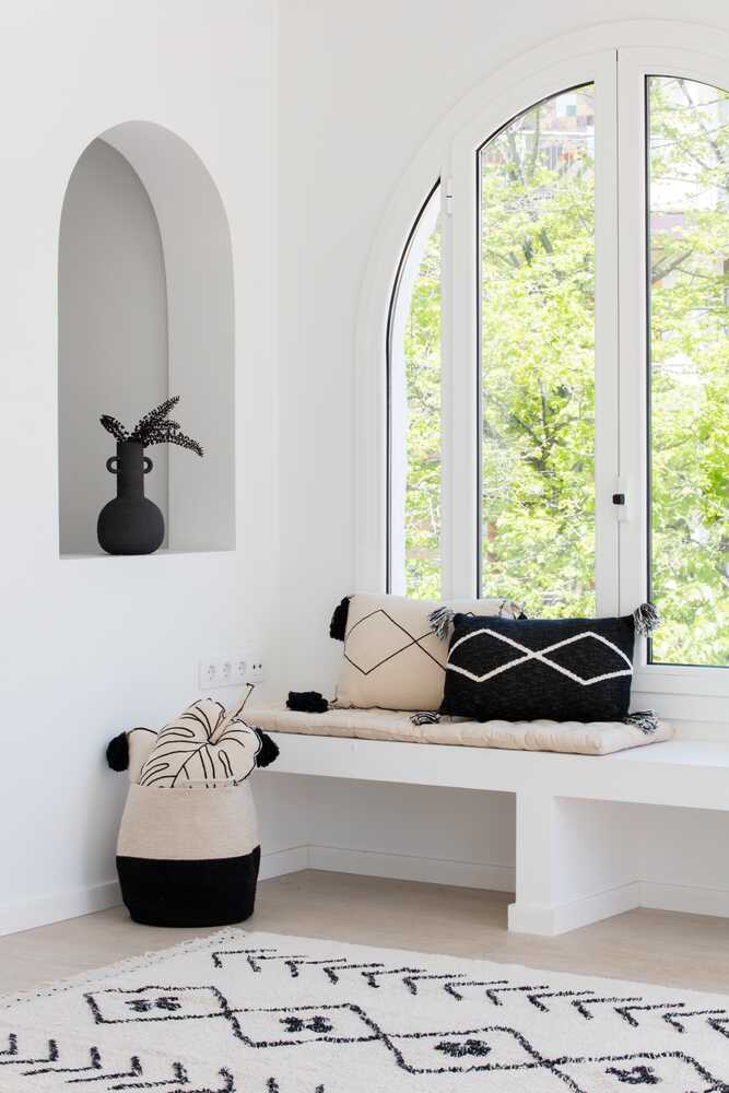 KNITTED CUSHION OASIS BLACK - Image 2